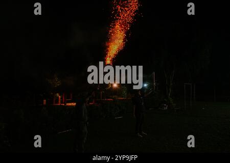 Des fusées de feu d'artifice lancées dans le ciel nocturne, créant un affichage vibrant et coloré. Parfait pour les célébrations, les festivals ou les événements festifs Banque D'Images