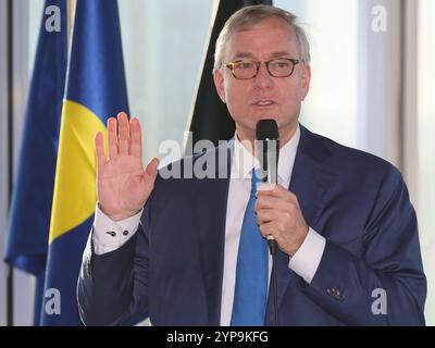 Bruxelles, Belgique. 29 novembre 2024. Vincent de Wolf, maire d’Etterbeek, prête serment lors d’une cérémonie pour les nouveaux maires de la région de Bruxelles-capitale, vendredi 29 novembre 2024, à Bruxelles. BELGA PHOTO BENOIT DOPPAGNE crédit : Belga News Agency/Alamy Live News Banque D'Images