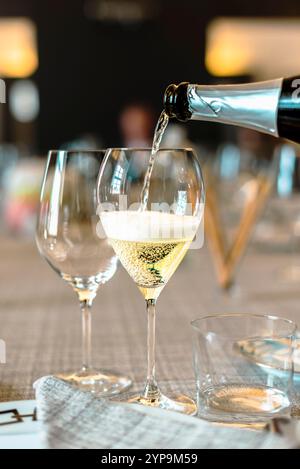 Verser du vin mousseux dans un restaurant gastronomique raffiné en italie. Banque D'Images