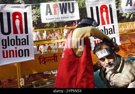 Les travailleurs de GIG protestent contre les travailleurs d'Amazon à New Delhi, en Inde, le 29 novembre 2024 en recourant à une manifestation pendant la campagne de promotion des ventes de la compagnie Black Friday et en l'appelant plutôt campagne Make Amazon Pay. Les revendications du syndicat comprennent la reconnaissance des travailleurs en tant qu'employés de l'entreprise, la mise en œuvre de salaires minimums légaux et la mise en place de mécanismes de redressement des griefs. Ils demandent également la reconnaissance de leur droit à la négociation collective. New Delhi Delhi Inde Copyright : xSondeepxShankarx Banque D'Images