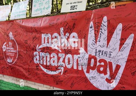 Les travailleurs de GIG protestent contre les travailleurs d'Amazon à New Delhi, en Inde, le 29 novembre 2024 en recourant à une manifestation pendant la campagne de promotion des ventes de la compagnie Black Friday et en l'appelant plutôt campagne Make Amazon Pay. Les revendications du syndicat comprennent la reconnaissance des travailleurs en tant qu'employés de l'entreprise, la mise en œuvre de salaires minimums légaux et la mise en place de mécanismes de redressement des griefs. Ils demandent également la reconnaissance de leur droit à la négociation collective. New Delhi Delhi Inde Copyright : xSondeepxShankarx Banque D'Images