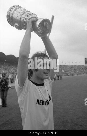 PHOTO D'ARCHIVE : Karl-Heinz 'Charly' KOERBEL aura 70 ans le 1er décembre 2024, Karl-Heinz KOERBEL K?rbel, buteur du but gagnant, tient le trophée haut, tour d'honneur, acclamations, jubilation, Eintracht Francfort - MSV Duisburg 1:0, football, DFB Cup, finale, match final, photo noir et blanc, 21 juin 1975. ? Banque D'Images