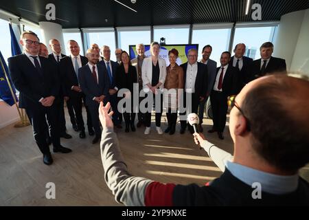 Bruxelles, Belgique. 29 novembre 2024. Une photo de famille est prise lors de la cérémonie de prestation de serment des nouveaux maires de la région de Bruxelles-capitale, vendredi 29 novembre 2024, à Bruxelles. BELGA PHOTO BENOIT DOPPAGNE crédit : Belga News Agency/Alamy Live News Banque D'Images