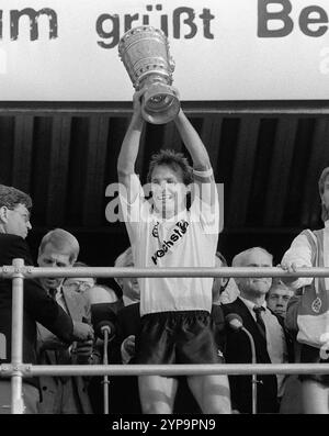 PHOTO D'ARCHIVE : Karl-Heinz 'Charly' KOERBEL aura 70 ans le 1er décembre 2024, Football DFB CUP 28.05.1988 à Berlin -Eintracht Francfort. VFL Bochum 1-0 Karl Heinz KOERBEL avec la DFB Cup ? Banque D'Images