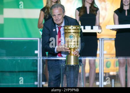 PHOTO D'ARCHIVE : Karl-Heinz 'Charly' KOERBEL aura 70 ans le 1er décembre 2024, Karl Heinz (Charly) KOERBEL (ex-footballeur professionnel, icône de Francfort) dépose le trophée, demi-figurine, finale DFB Pokal, FC Bayern Munich (M) - Eintracht Francfort (F) 1:3 au stade olympique de Berlin le 19 mai 2018. Banque D'Images