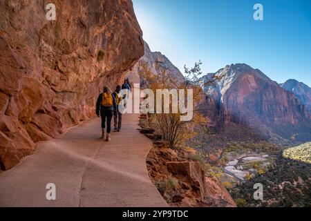 Les aventuriers marchent le long des sentiers pittoresques du West Rim Trail dans le parc national de Zion, révélant des vues à couper le souffle sur les falaises de grès et Banque D'Images