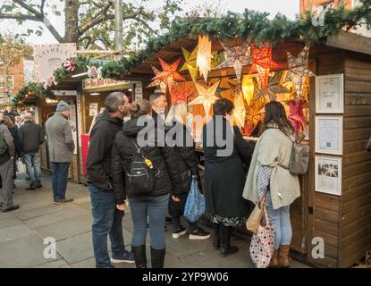 York Angleterre Royaume-Uni 26-11-2024 les gens magasinent à un étal dans le marché de Noël de York Banque D'Images