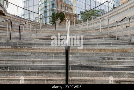 Londres, Royaume-Uni - Oct 13, 2023 - vue en perspective des marches extérieures qui deviennent des murs avec des balustrades élégantes en acier inoxydable poignée de poignée menant à l'entrée Banque D'Images