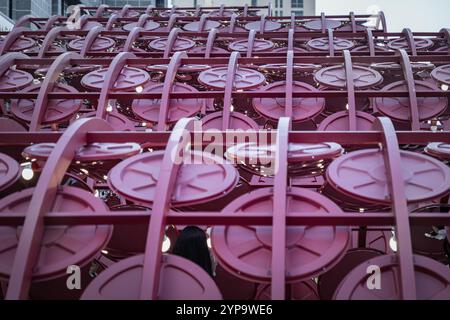 Bangkok, Thaïlande 06 Feb, 2022 - le toit du tunnel de verre extérieur dans des structures de canopée rouge debout devant la place du Grand postal Building. Abstr Banque D'Images