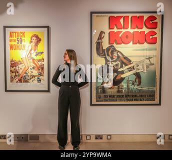 Christies Londres 29 novembre 2024 attaque du 50ft. Woma(l) n, 1958 : affiche de film vintage originale est £ 12 000 - GBP 18 000 (R)René Péron (1904-1972) King Kong, 1933 : affiche de film vintage originale, grande française, style B, imprimée en France par Presses universitaires de France, Paris 623⁄4 x 471⁄4 x po. (159,5 x 120 cm.) dos sur lin, encadré, est £ 25 000 - GBP 35 000 offert dans le cadre de Science Fiction et Fantasy, vente 28 nov. Paul Quezada-Neiman/Alamy Live News Banque D'Images