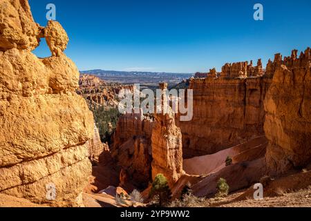 Thor's Hammer domine le ciel bleu, mettant en valeur les formations uniques de Bryce Canyon. Banque D'Images