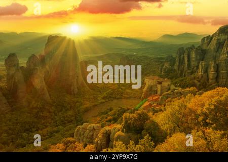 Grèce septentrionale. Coucher de soleil dans la vallée de Kalambaka. Monastère sur le rocher des Météores dans les montagnes de Thessalie. Les rayons du soleil couchant Banque D'Images