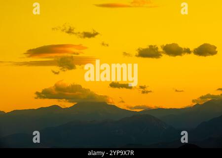 Grèce septentrionale. Soirée dans les montagnes de Thessalie. Nuages étonnants et silhouettes de montagne Banque D'Images