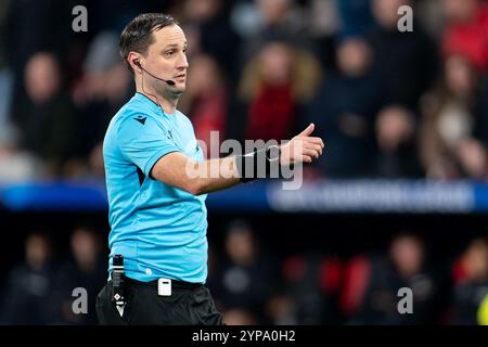 Leverkusen, Allemagne. 26 novembre 2024. LEVERKUSEN, ALLEMAGNE - NOVEMBRE 26 : arbitre Mykola Balakin lors du match MD5 de la phase de la Ligue des champions 2024/25 de l'UEFA entre le Bayer 04 Leverkusen et le FC Salzburg à la BayArena le 26 novembre 2024 à Leverkusen, Allemagne. (Photo de Joris Verwijst/Orange Pictures) crédit : Orange pics BV/Alamy Live News Banque D'Images