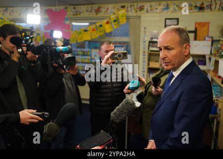 Tanaiste et Fianna échouent le leader Micheal Martin parlant aux médias alors qu'il vote à St Anthony's Boys' School, Beechwood Park, Ballinlough, Cork, alors que les électeurs se rendent aux urnes pour les élections générales de 2024 en Irlande. Date de la photo : vendredi 29 novembre 2024. Banque D'Images