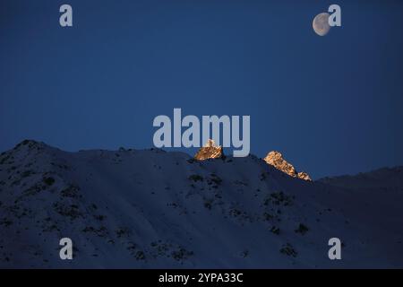 Coucher de soleil sur les montagnes avec la lune Banque D'Images