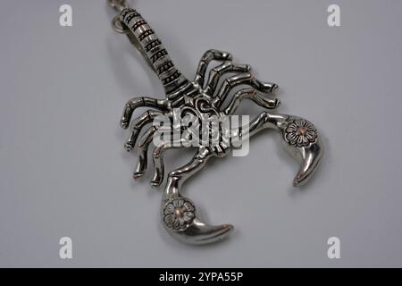 Grande figure argentée, métallique, militante d'un scorpion situé sur un fond blanc. Signe du zodiaque scorpion, produit métallique, décoration - scorpion. Banque D'Images