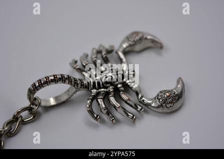 Grande figure argentée, métallique, militante d'un scorpion situé sur un fond blanc. Signe du zodiaque scorpion, produit métallique, décoration - scorpion. Banque D'Images