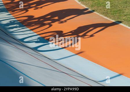 Projeter l'ombre d'un cycliste sur le vélodrome Banque D'Images