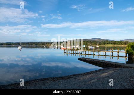Une belle matinée dans le parc national du Lake District, Cumbria, Angleterre. Eau calme sur le lac Windermere à l'extrémité nord autour d'Ambleside. Banque D'Images