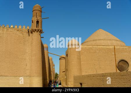 Un groupe de personnes marchent dans une rue étroite devant Banque D'Images