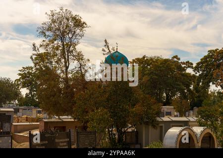 Un cimetière avec un dôme bleu au sommet d'un bâtiment Banque D'Images