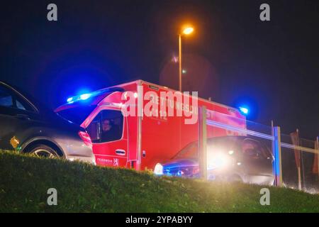 Düsseldorf 29.11.2024 Rettungswagen Rettungsdienst Rettungstransportwagen RTW Krankenwagen Feuerwehr Notarzt Blaulicht Sondersignal Notfall Rettungseinsatz Drehlicht Rettung Wegerecht Rundumkennleuchte Einsatzleuchte 112 Rettungsgasse Autostau Nachtfahrt Scheinwerfer Blendgefahr Düsseldorf Düsseldorf Nord 29 2024 112 Banque D'Images