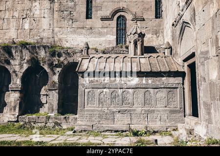 Ancien monastère en pierre avec des sculptures complexes et une architecture voûtée à Tatev, Arménie Banque D'Images