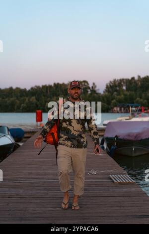 Un homme revint de la pêche sur un bateau Banque D'Images