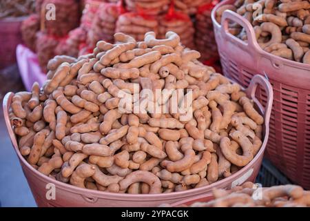 Pile de fruits mûrs de tamarin doux dans le panier Banque D'Images