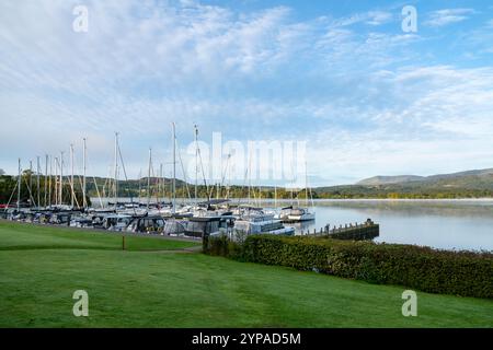 Une belle matinée dans le parc national du Lake District, Cumbria, Angleterre. Eau calme sur le lac Windermere à l'extrémité nord autour d'Ambleside. Banque D'Images