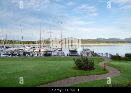 Une belle matinée dans le parc national du Lake District, Cumbria, Angleterre. Eau calme sur le lac Windermere à l'extrémité nord autour d'Ambleside. Banque D'Images