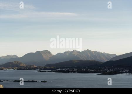 Majestueuse chaîne de montagnes et fjords de Ålesund Banque D'Images