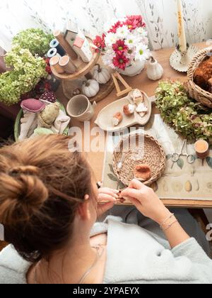 Femme fabriquant à son espace de travail confortable Banque D'Images
