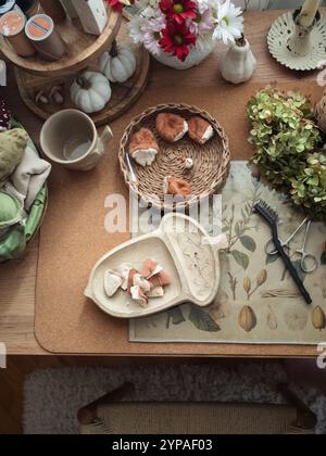 Pose plate de la table d'artisanat avec des outils et des matériaux pour la fabrication de jouets en peluche Banque D'Images