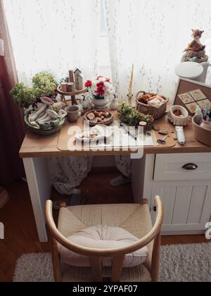 Table artisanale avec outils et matériaux pour la fabrication de jouets en peluche Banque D'Images