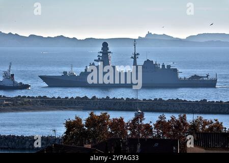 Marseille, France. 28 novembre 2024. Vue de la frégate de missile guidé Carabinière (F593) arrivant à Marseille. La frégate de missile guidé Carabinière (F593) arrive dans le port méditerranéen français de Marseille. Crédit : SOPA images Limited/Alamy Live News Banque D'Images