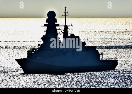 Marseille, France. 28 novembre 2024. Vue de la frégate de missile guidé Carabinière (F593) arrivant à Marseille. La frégate de missile guidé Carabinière (F593) arrive dans le port méditerranéen français de Marseille. Crédit : SOPA images Limited/Alamy Live News Banque D'Images