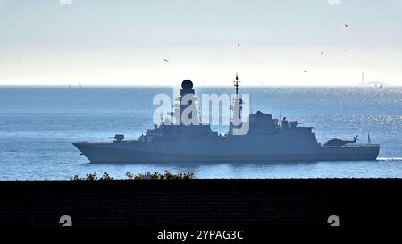 Marseille, France. 28 novembre 2024. Vue de la frégate de missile guidé Carabinière (F593) arrivant à Marseille. La frégate de missile guidé Carabinière (F593) arrive dans le port méditerranéen français de Marseille. Crédit : SOPA images Limited/Alamy Live News Banque D'Images