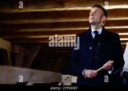 Paris, France. 29 novembre 2024. Le président français Emmanuel Macron visite la cathédrale notre-Dame de Paris alors que les travaux de restauration se poursuivent avant sa réouverture, à Paris, France, le 29 novembre 2024. Photo de Sarah Meyssonnier/Pool/ABACAPRESS. COM Credit : Abaca Press/Alamy Live News Banque D'Images