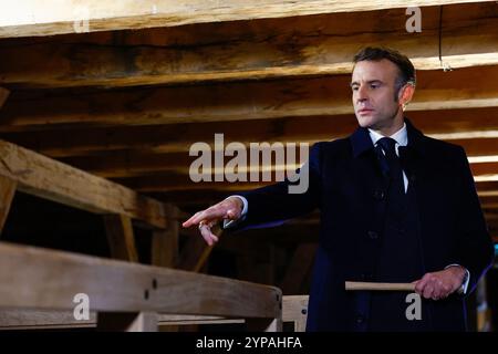 Paris, France. 29 novembre 2024. Le président français Emmanuel Macron visite la cathédrale notre-Dame de Paris alors que les travaux de restauration se poursuivent avant sa réouverture, à Paris, France, le 29 novembre 2024. Photo de Sarah Meyssonnier/Pool/ABACAPRESS. COM Credit : Abaca Press/Alamy Live News Banque D'Images