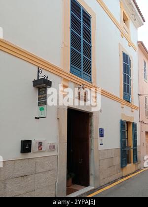 Arta, Espagne ; 24 septembre 2024 : façade principale de l'hôtel Can Moragues dans la ville majorquine d'Arta Banque D'Images