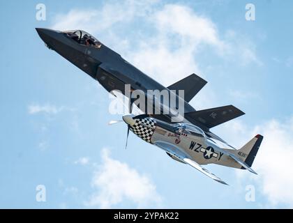 Le Major Kristin 'BEO' Wolfe, pilote et commandant de l'équipe de démonstration du F-35A Lightning II, vole en formation avec un P-51 Mustang piloté par Banque D'Images