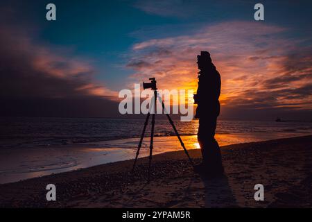 Photographe nature sur la plage de la mer du Nord au lever du soleil, pays-Bas, Texel, Duenen von Texel Nationalpark Banque D'Images