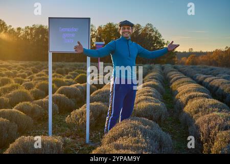 Heureux fermier présentant sa plantation de lavande taillée au début de l'hiver, prêt pour la production de l'année prochaine Banque D'Images