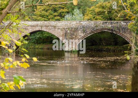 Vieux Pont Cramond dans la banlieue d'Édimbourg en Écosse. Banque D'Images