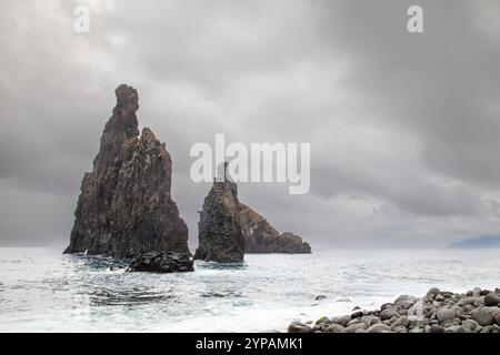 Porto Moniz, île rocheuse Ilheus da Ribeira da Janela im Atlantik, Madère Banque D'Images