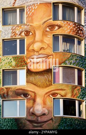 Mur d'un immeuble d'habitation peint avec des visages à la lumière du soir, art de rue, Allemagne, Rhénanie du Nord-Westphalie, Bas-Rhin, Dusseldorf Banque D'Images