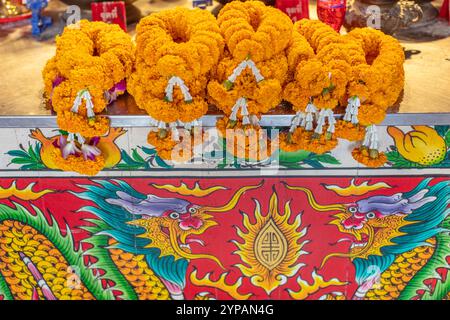 Phuang malai, offrandes de fleurs thaïlandaises sur l'autel au sanctuaire chinois Chao pu Thao Kong à Dragon Town, Bangkok, Thaïlande Banque D'Images