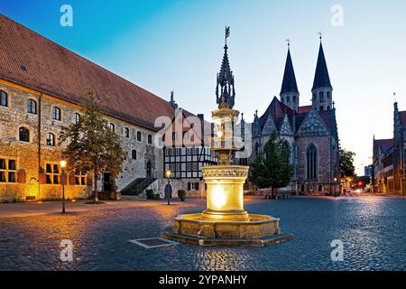 Marché de la vieille ville avec fontaine dans la soirée, Allemagne, basse-Saxe, Brunswick Banque D'Images